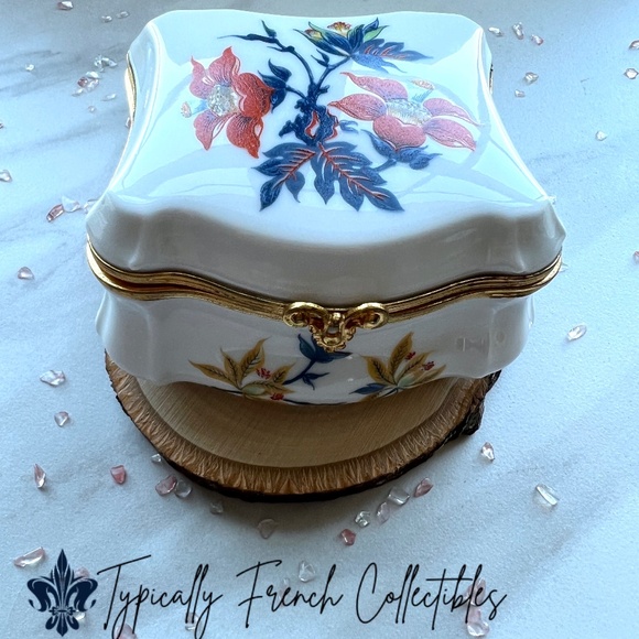 Flower Limoges Box. Vintage Floral Limoges trinket box. Floral Box Limoges hand